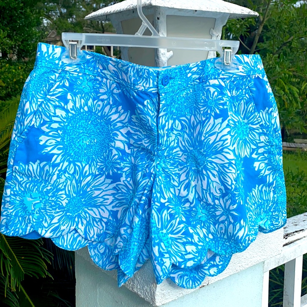 Lilly Pulitzer buttercup short  like new Size 10